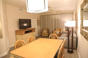 Unit at the Sheraton Broadway Plantation的电视和/或娱乐中心