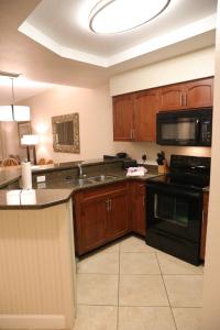 Unit at the Sheraton Broadway Plantation的厨房或小厨房