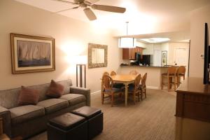 Unit at the Sheraton Broadway Plantation的厨房或小厨房