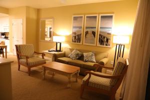 Unit at the Sheraton Broadway Plantation的休息区