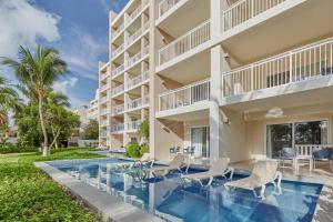 uma vista para um edifício com uma piscina e cadeiras em Fiesta Americana Cozumel All Inclusive em Cozumel