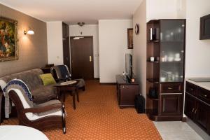 a living room with a couch and a tv in a room at Apartament z widokiem na morze in Krynica Morska