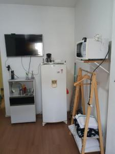 ein Wohnzimmer mit einem Kühlschrank und einer Mikrowelle in der Unterkunft Apartamento aconchegante em Copacabana - unid 1016 in Rio de Janeiro