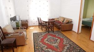 - un salon avec un canapé et une table dans l'établissement Bon Apart, à Quba