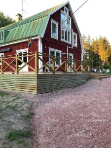 a large red house with a green roof at Stor Familjegård i bra läge in Finström
