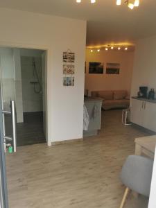 sala de estar amplia con sofá y mesa en Ferienwohnung Am Kleinen Haff, en Garz