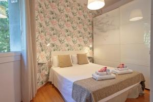 バルセロナにあるAlcam New San Juanのベッドルーム1室(ベッド1台、動物2匹の詰め物付)