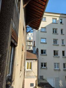 widok z okna budynku w obiekcie Le Carnot, à deux pas du centre ville w Besançon