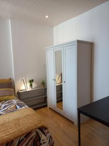 sypialnia z łóżkiem i białą szafką w obiekcie Le Carnot, à deux pas du centre ville w Besançon
