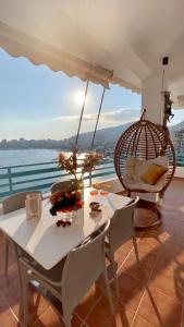 uma sala de jantar com uma mesa e cadeiras com vista em Aquamarine Apartments em Saranda