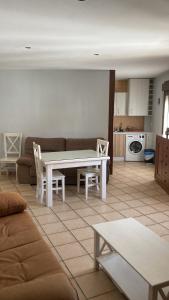 sala de estar con mesa y sofá en Aracena Maravillas, en Aracena