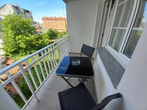 リベイラにあるPrecioso apartamento a 1 minuto de la playaのテーブルと椅子が置かれたバルコニー