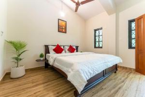 เตียงในห้องที่ Villa Barbosa, 2 BHK Villa & Luxury Rooms near Colva, Sernabatim, Benaulim Beach