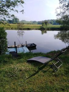 Au petit gravelot : جلسة القارب على العشب بجانب البحيرة