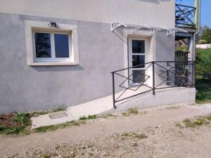 a building with a balcony and a window at Au petit gravelot in Aulx-lès-Cromary