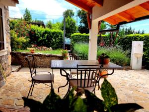 una mesa y sillas en un patio en Apartman Pelcic,with WiFi and free parking en Kostrena