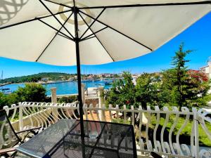 Fotografie z fotogalerie ubytování Seafront apartment with amazing view v destinaci Jezera