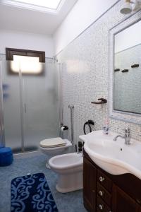 bagno con lavandino, servizi igienici e specchio di Villa Lina a Mazara del Vallo