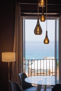 jadalnia ze stołem i widokiem na ocean w obiekcie Residenza Nausicaa - 50 meters from the beach w mieście Pizzo