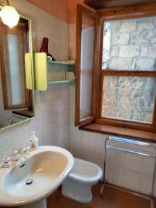 a bathroom with a sink and a toilet at vista sulla vallata in Pitigliano