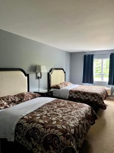 מיטה או מיטות בחדר ב-HWY 17 Hotel