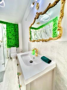 uma casa de banho com um lavatório e um espelho em Winter Gardens Owners Suite Blackpool em Blackpool