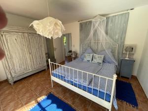 Klingbergにあるromantische Ferienwohnung Sachsenhof 1のベッドルーム(天蓋付き白いベッド1台付)