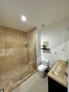un bagno con doccia, WC e lavandino di The One D16 Sobre el Malecón Vista al Estadio de Baseball a Mazatlán