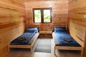 a room with two beds in a log cabin at Kruszyniany 41 in Kruszyniany