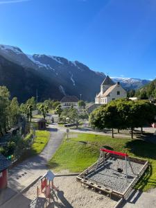 una vista aérea de un parque infantil con una casa y montañas en Trolltunga Panorama, en Tyssedal