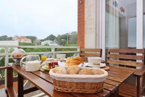 un cesto di pane su un tavolo sul balcone di Apartamento Vista Premium Sto António a São Martinho do Porto