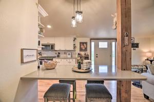 Gambar di galeri bagi Lovely Barn Loft with Mountain Views on Horse Estate di Fort Collins +19 gambar