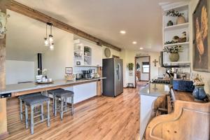 Il comprend une cuisine ouverte et un salon doté de parquet. dans l'établissement Lovely Barn Loft with Mountain Views on Horse Estate, à Fort Collins