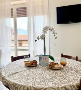 TV a/nebo společenská místnost v ubytování SUNNY HOLIDAY HOME