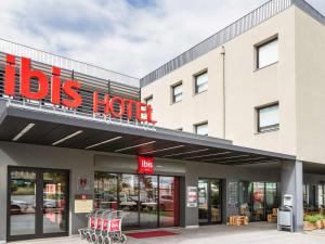 a hotel with a sign for a kids hotel at Hotel Ibis Lisboa Sintra in Sintra