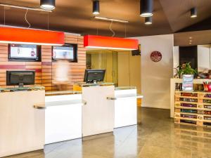 um restaurante de fast food com bancadas brancas em Hotel Ibis Lisboa Sintra em Sintra