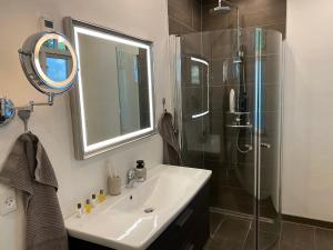 Ванная комната в Hyggelig aftægtsbolig i hjertet af Sønderjylland