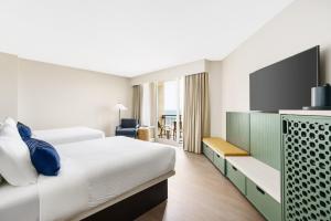 Telewizja i/lub zestaw kina domowego w obiekcie Holiday Inn Resort Lumina on Wrightsville Beach by IHG