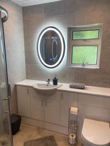 ein Bad mit einem Waschbecken und einem Spiegel in der Unterkunft Sunnybank, Kensaleyre in Portree