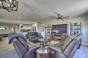uma sala de estar com mobiliário de couro e uma televisão de ecrã plano em Prescott Sunset Sanctuary with Panoramic View em Prescott