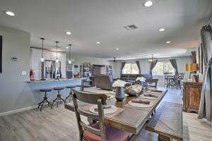 uma sala de jantar e cozinha com mesa e cadeiras em Prescott Sunset Sanctuary with Panoramic View em Prescott
