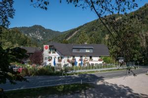 uma casa na berma da estrada em Landgasthof & Restaurant Batzenhäusl em Sankt Gilgen