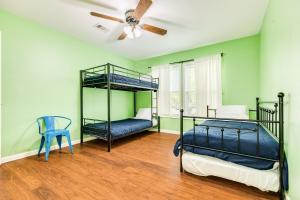 1 dormitorio con 2 literas y ventilador de techo en The Seahorse, en Galveston