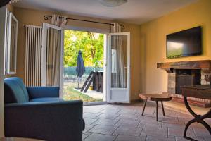 un soggiorno con porta che si apre su un patio di Agréable maison 3 chambres avec piscine a Carcassonne