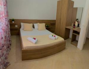 ein Schlafzimmer mit einem großen Bett mit zwei Kisten darauf in der Unterkunft O-cyaneaalb in Vlorë