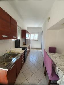 Kuchyňa alebo kuchynka v ubytovaní Apartman Dušanka Jović
