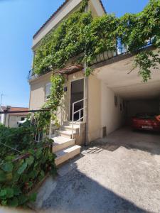 Budova, v ktorej sa apartmán nachádza + 1 fotografia