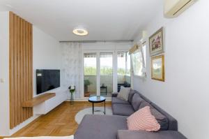 Televízia a/alebo spoločenská miestnosť v ubytovaní Three bedroom apartment with sea view and secure private garage