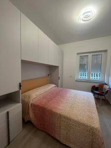 - une chambre avec un grand lit et un couvre-lit rouge dans l'établissement Casa a due passi dal mare, à Cupra Marittima
