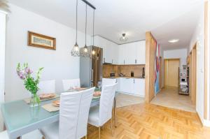 Kuchyňa alebo kuchynka v ubytovaní Three bedroom apartment with sea view and secure private garage